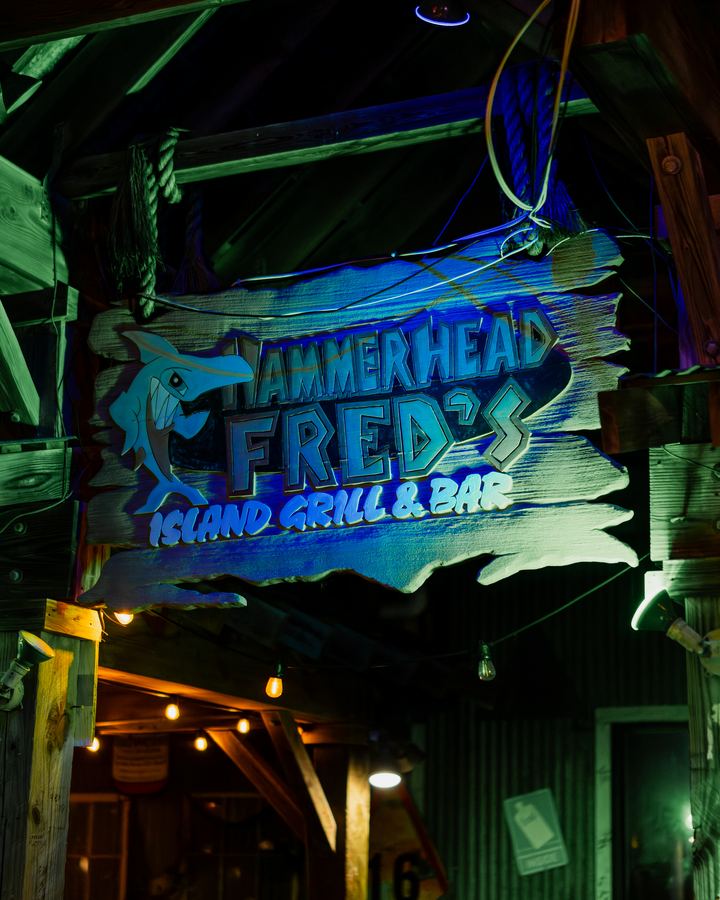 Hammerhead Fred's neon sign at night