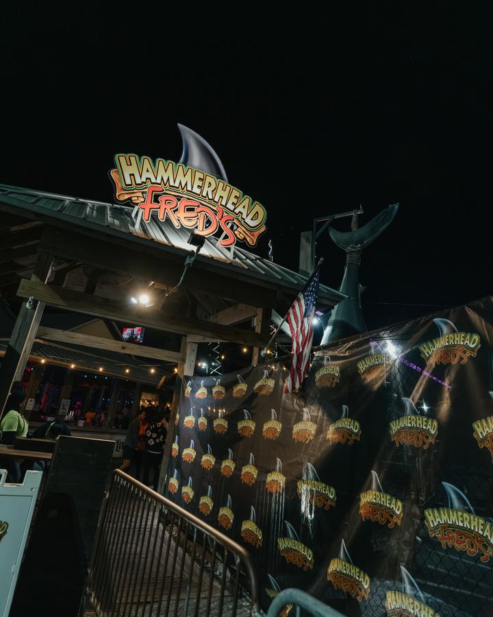 Hammerhead Fred's rooftop sign lit up at night